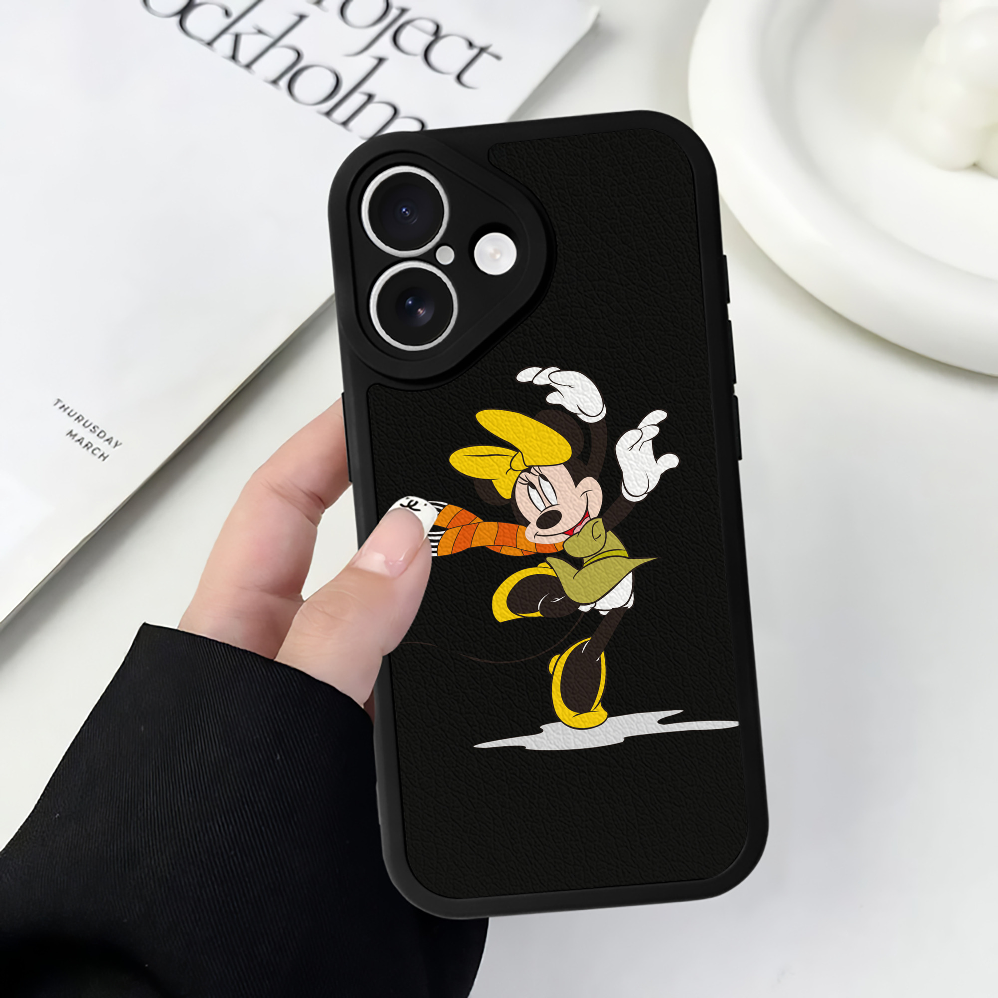 （画像用） ミッキーマウス Mickey Mouse 【iPhone 16シリーズ対応】シリコンスマホケース（レザー調） 材質：シリコン